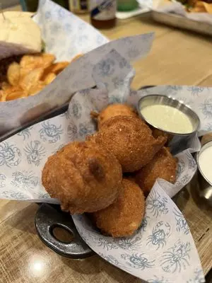 Peacemaker Lobster & Crab Co. signature dishes Hush Puppies
Connecticut Lobster Roll with House Chips
Peacemaker Oyster with Remoulade